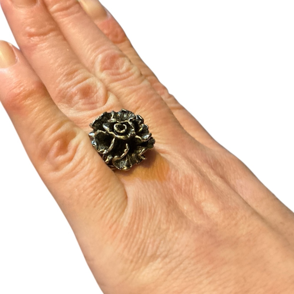 ✨ 3/$15 ✨ Silver Toned Floral Adjustable Ring - Picture 2 of 2